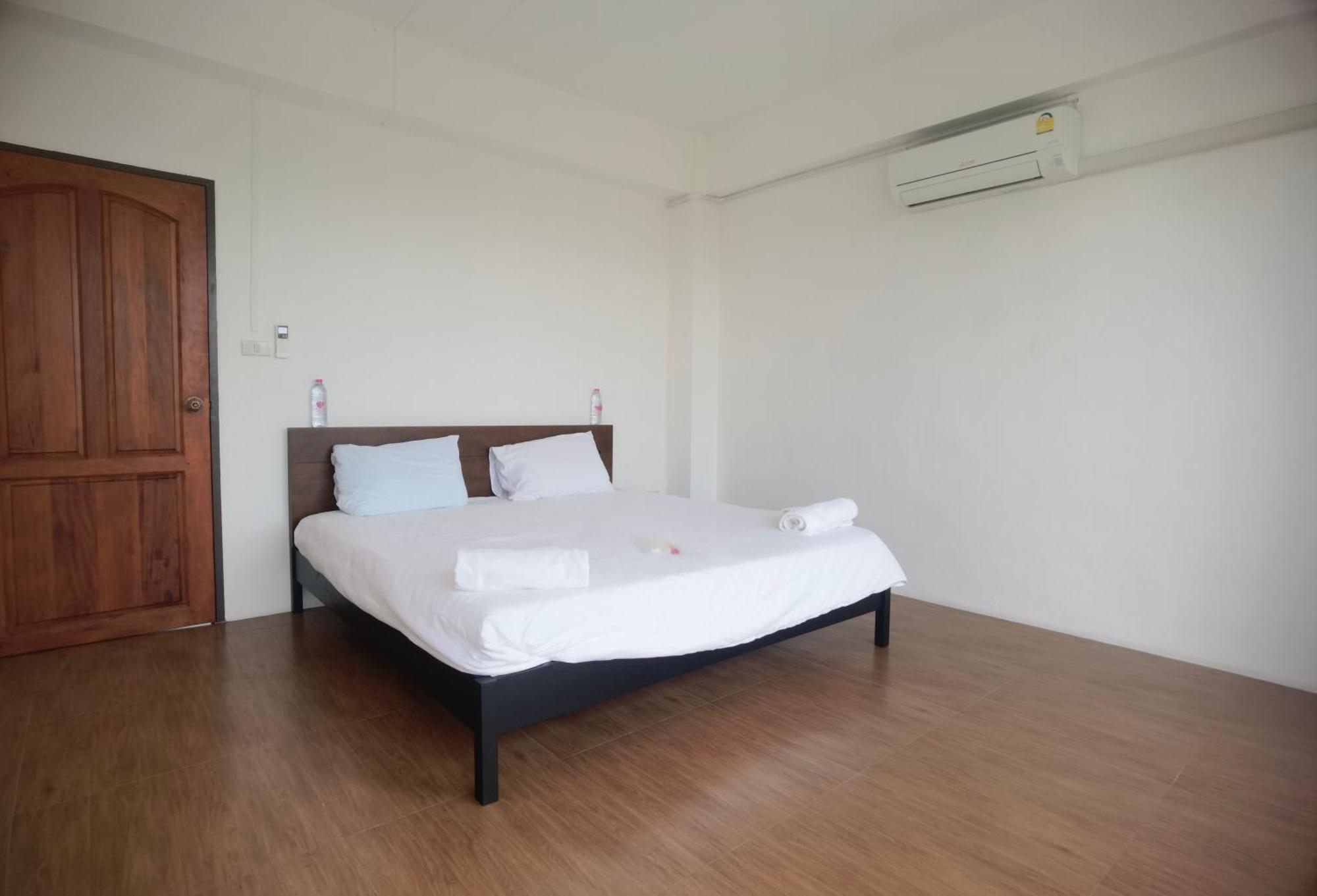 115 Townhouse Hotel Ban Khlong Krang Bagian luar foto