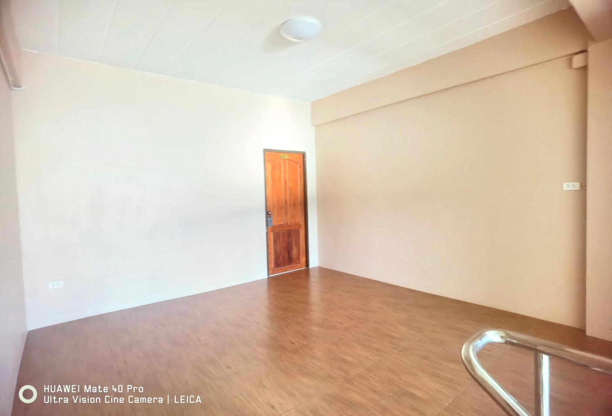115 Townhouse Hotel Ban Khlong Krang Bagian luar foto
