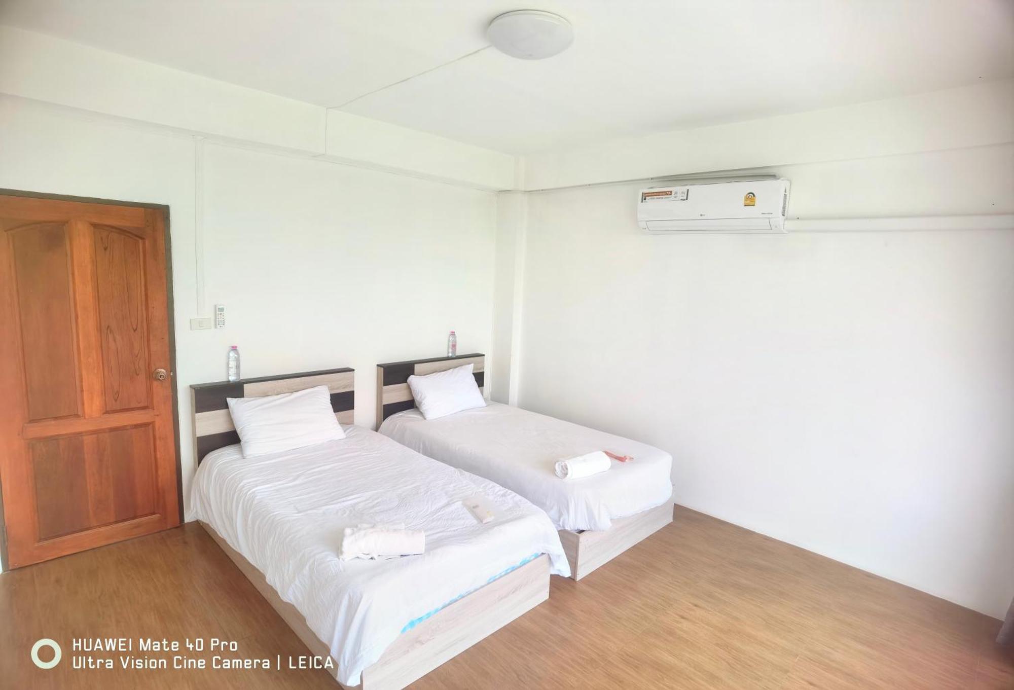 115 Townhouse Hotel Ban Khlong Krang Bagian luar foto