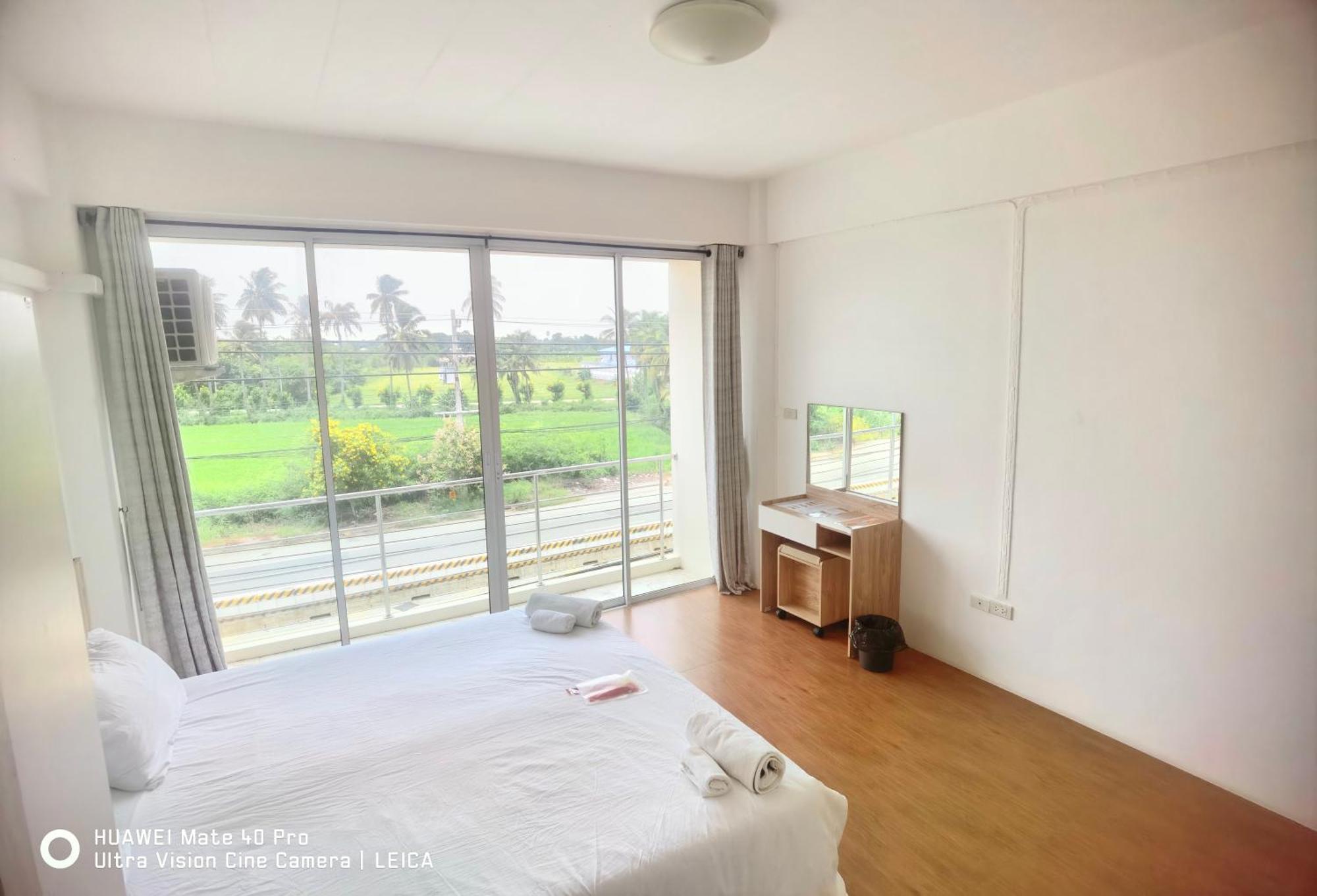 115 Townhouse Hotel Ban Khlong Krang Bagian luar foto