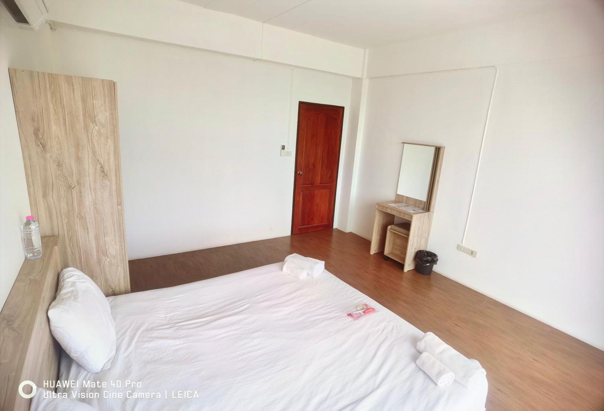 115 Townhouse Hotel Ban Khlong Krang Bagian luar foto