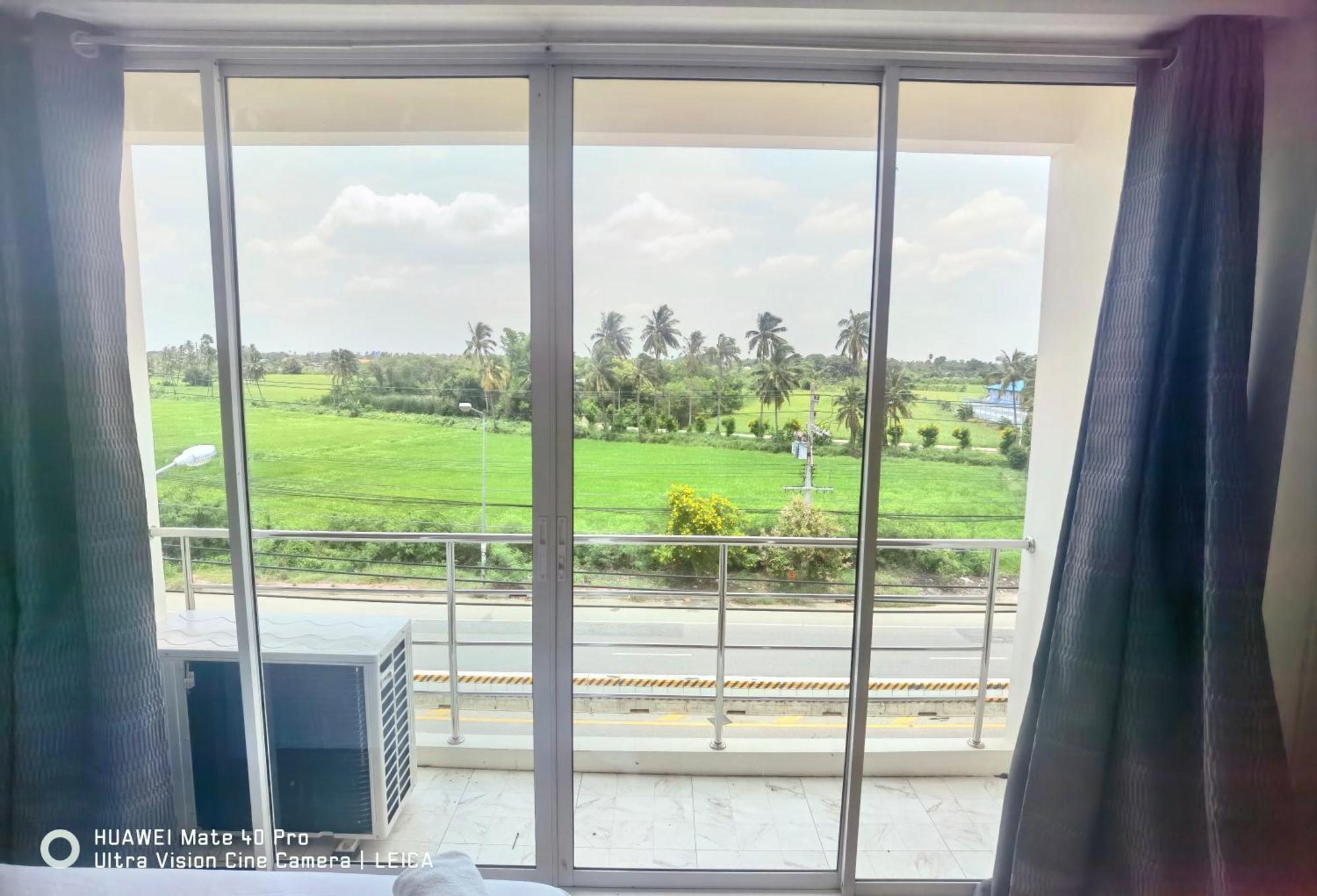 115 Townhouse Hotel Ban Khlong Krang Bagian luar foto